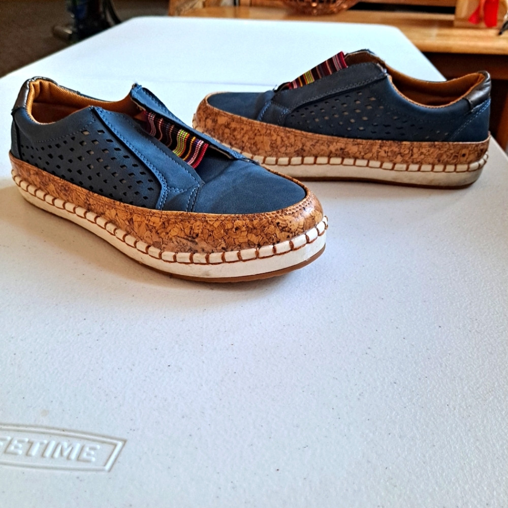 Ladies Blue Leather Top sneakers